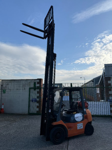 Toyota 2000 Kg Gas Forklift Truck, Model 42-7FGF20, YOM 2004, Hrs 7914.3, Cascade Sideshift, Max Lifting Height 4.7M. NOTE: this lot is to remain on-site until clearance is complete.