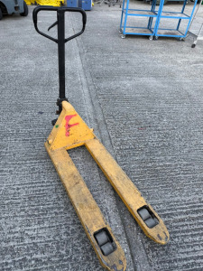 F Parr 2500Kg Pallet Truck in Yellow.
