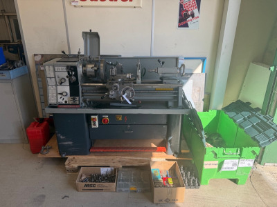Colchester Bantam 800 Lathe, 3 Phase. Comes with Large Quantity of Assorted Machine Tooling in Crates & Boxes including 3 & 4 Jaw Chucks, Face Plate, Colletts, Tool Posts & Tooling, S/N 2/0011/007220. (As Viewed/Pictured). NOTE: Original installation was 