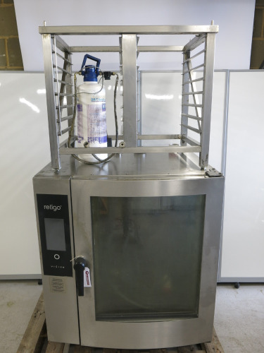 Retigo Vision 10 Grid Combi Oven, Model 2E1011iA, S/N 357031802, DOM 02/2018, 3 Phase. Size H174 x W94 x D77cm. Comes with Table & BWT Water Filter.