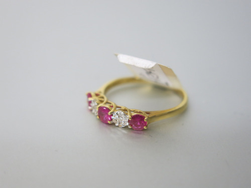 18ct Gold Ring with 3 Ruby's & 2 Diamonds, Size M. RRP &pound;1395.