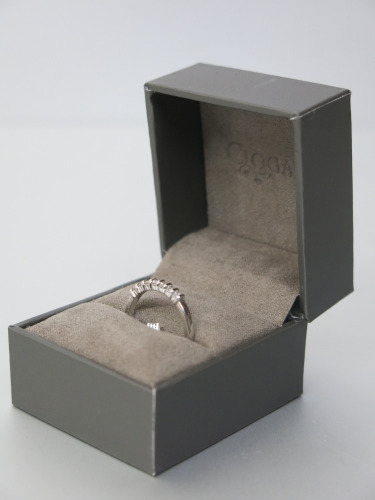18ct White Gold Ring with 7 Diamonds, Size M. RRP &pound;1050.