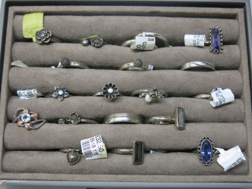 Display Tray with 18 x Assorted Dress & Costume Rings (As Viewed & Pictured).