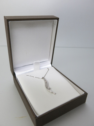 9ct White Gold Pendant 18" Diamond Pendant Chain. RRP 310.