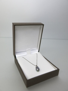9ct White Gold 16" Chain with Grey Pearl. RRP &pound;400.