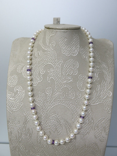 String of White Cultured 5mm Pearls with Amethyst Detail & 18ct White Gold Clasp. 16". RRP 495.