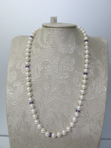 String of White Cultured 5mm Pearls with Amethyst Detail & 18ct White Gold Clasp. 16". RRP 495.