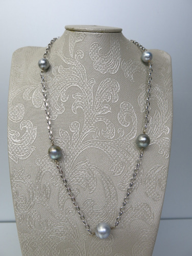 9ct White Gold Belcher Chain with 5 x Grey Tahitian 10mm Pearls, 16". RRP &pound;465.