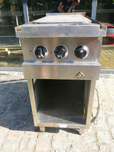 MKN Electric Griddle, Type 2023501, S/N 22205521, YOM 2022, 3 Phase. Size H85 x W40 x D85cm.