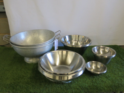 41 x Collander & Mixing Bowls to Include: 2 x Collanders & 39 x Assorted Sized Stainless Steel Mixing Bowls.