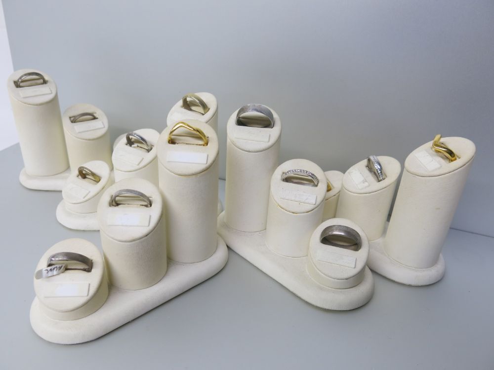 15 x Assorted Sized & Style Sample Rings (As Viewed & Pictured).