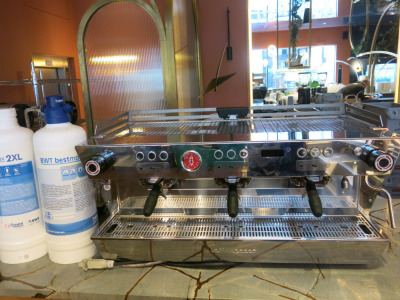 La Marzocco 3 Group Coffee Machine, Serie KB90, Model 3GRAV, S/N KB004703, DOM 06/2023. Comes with RPM Pump, Type 11083100m & 2 x BWT Bestmax 2XL Water Filter (1 x Boxed/New).