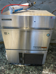 Hoshizaki Ice Maker, Model IM-65NE-HC, S/N N30661F. Comes with Hoshizaki Filtration, 1 x 4HC-H Cartridge & Ice Scoop. Size H90 x W64 x D50cm.
