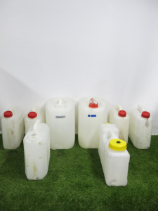 8 x Assorted Sized Plastic Containers to Include: 5 x 10L with 5 Lids, 1 x 12L with Lid, 2 x 20L with 1 Lid