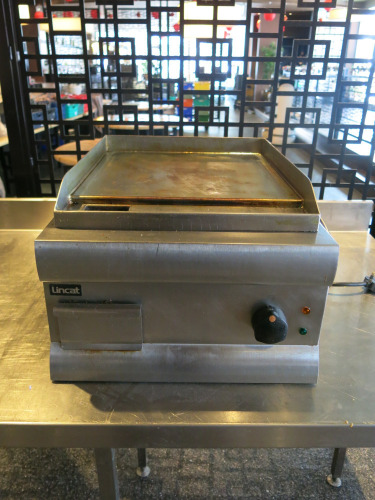 Lincat Electric Counter Top Griddle, Model GS/4. Size H33 x W45 x D60cm.
