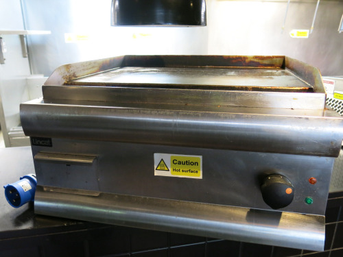 Lincat Electric Counter Top Griddle, Size H32 x W60 x D60cm.