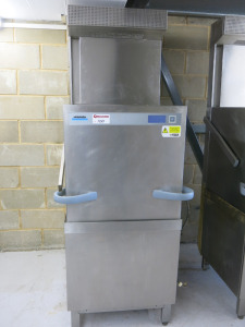 Winterhalter Run Through Dishwasher, Model PT-L, S/N 3042549, YOM 2016. Comes with 3 Trays.
