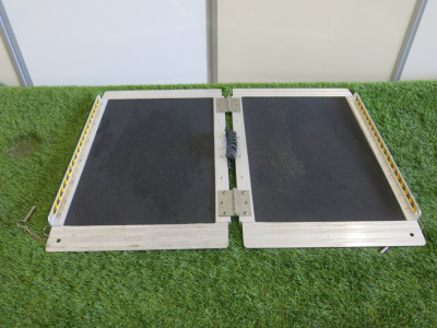Folding Metal Wheel Chair Ramp , Capacity 3563kg, Size L61 x W80CM