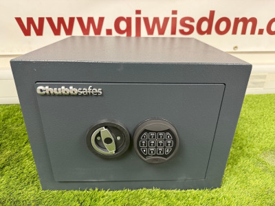 Chubb Safes Electronic Safe. Cert Mark 241550, S/N PC5385, DOM 2023. Comes with Fixings & Shelf. Size H33 x W45 x D40cm. NOTE: Appears Unused.