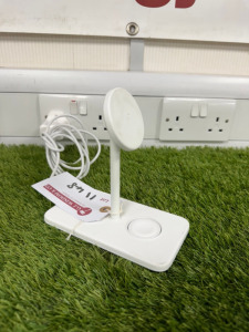 Twelve South HiRISE 3 Deluxe Charging Station.