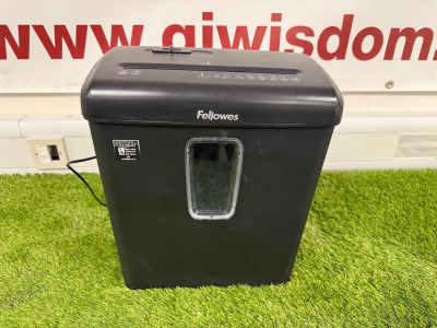 Fellowes Paper Shredder, Model CRC50137.