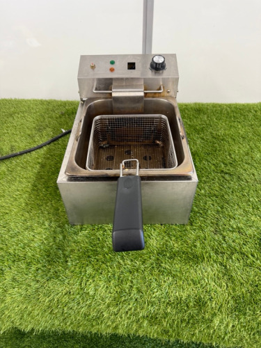 Nisbets Essentials Single Tank Table Top Deep Fat Fryer, Model CT956-02. Comes with Basket. NOTE: unable to power up for spares or repair.