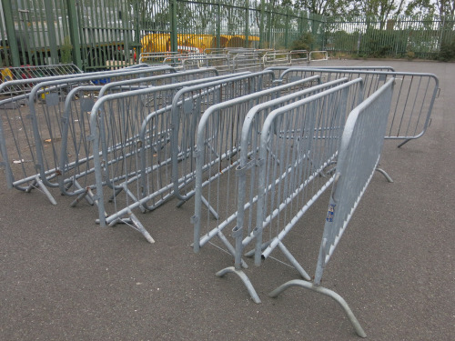 45 x Lengths of Assorted Sized Event Link Fencing to Include: H110 x W250 & W210.