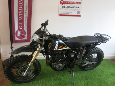 Lexmoto Pulse 125cc 4 Stroke Off Road Motorbike with Key. NOTE: fitted adaption for stunt ladder.