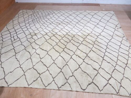Heavy Cream & Brown Pattern, Medium Pile Carpet/Rug. Size 294 x 334cm