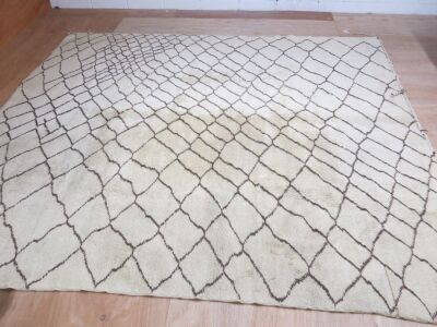 Heavy Cream & Brown Pattern, Medium Pile Carpet/Rug. Size 294 x 334cm