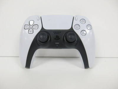 Standard SONY PS5 Pad in White.