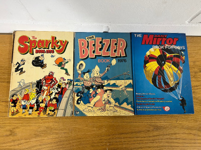 3 x Vintage Books to Include: The Daily Mirror Book for Boys 1980, The Sparky Book 1975 & The Beezer Book 1976 (Condition As Viewed).