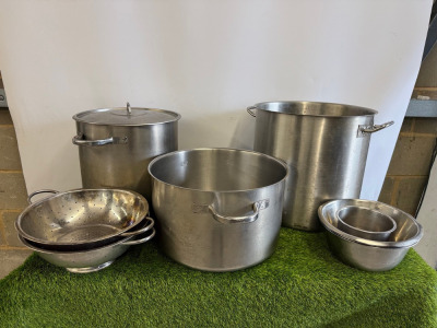 8 x Assorted Kitchen Accessories to Include: 3 x Assorted Sized Stock Pots with 1 Lid, 2 x Colanders & 3 Metal Mixing Bowls.