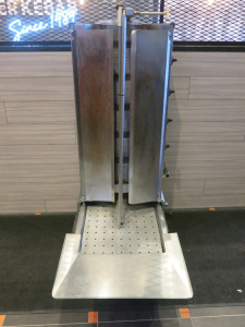 Kebab King Gas Doner Kebab Grill, Model KLG 152, DOM 08/2021.