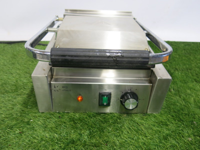 Nisbets Essentials 1800w Single Countertop Grill, Model DA396. Size H23cm, W30cm & D30cm.