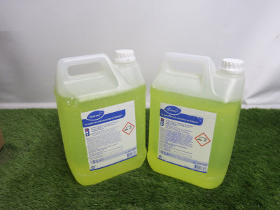 2 x 5L Containers of Diversey Hard Water Machine Detergent.