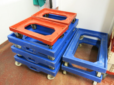 7 x Assorted Crate Stacking Sets of 4 to Include: 5 x Blue Doubles & 2 x Red Singles.