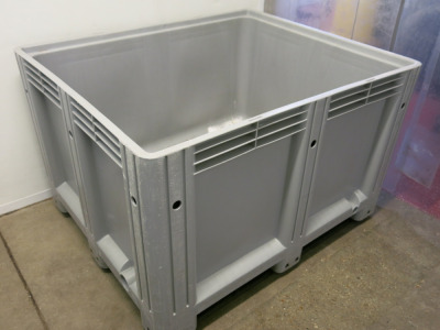 Large Heavy Duty Plastic Pallet Crate. Size H76 x W120 x D100cm.