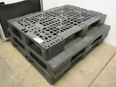 3 x Heavy Duty Plastic Pallet in Black.