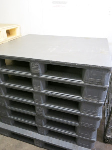 4 x Allibert Heavy Duty Plastic Pallet in Charcoal Grey. Size 120 x 100cm.