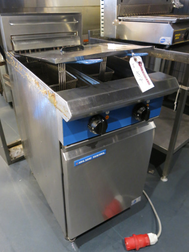 Blue Seal Twin Tank Deep Fat Fryer, Model E44, S/N 1730831, 3 Phase. Comes with 2 x Baskets. Size H109 x W45 x D82cm.