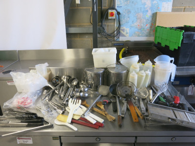 Large Quantity of Assorted Kitchen Accessories to Include: Ladles, Tongs, Knives, Spatulas, Plastic Sauce Bottles, Steamers, Measuring Jugs & Mandoline.