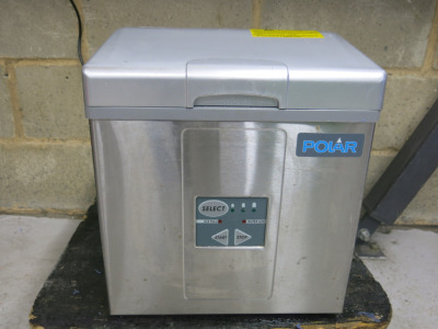 Polar Countertop Manual Fill Ice Machine, Model G620-04, S/N 6A19120083. Size H41cm, W35cm &40cm.