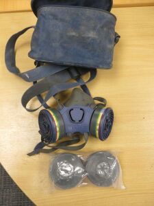 Moldex 7002 Half Mask Reusable Respirator. Comes with A Pair of Unused Filters & Carry Bag.