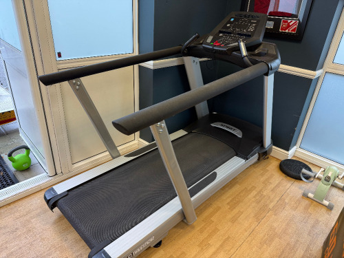 Spirit Fitness CT800 Commercial Treadmill, 0.8-20km/h, 15 Incline Levels, Running Area 56cm x 152cm.