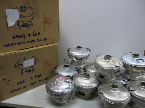 36 x Crocodile Aluminium Hotpot to Include: 24 x Boxed/New & 12 Used. Size 22cm Dia.
