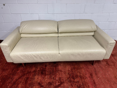 Strassle Switzerland Vintage Cream Leather Fold-Out Sofa/Futon. Size H60cm x W190cm x D80cm.