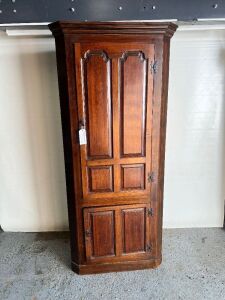 Antique Oak Corner Cupboard with 2 Doors. Size H215 x W95 x D60cm.