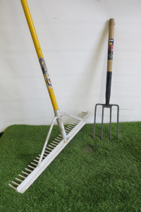 1 x Rake & 1 x Pitchfork.
