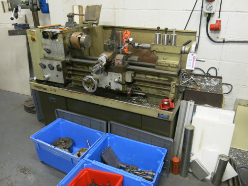 Harrison 600 Gap Bed Lathe, Model M300 with 100cm Bed, 3 & 4 Jaw Chucks and 3 x Boxes of Assorted Tool Posts (As Viewed).
